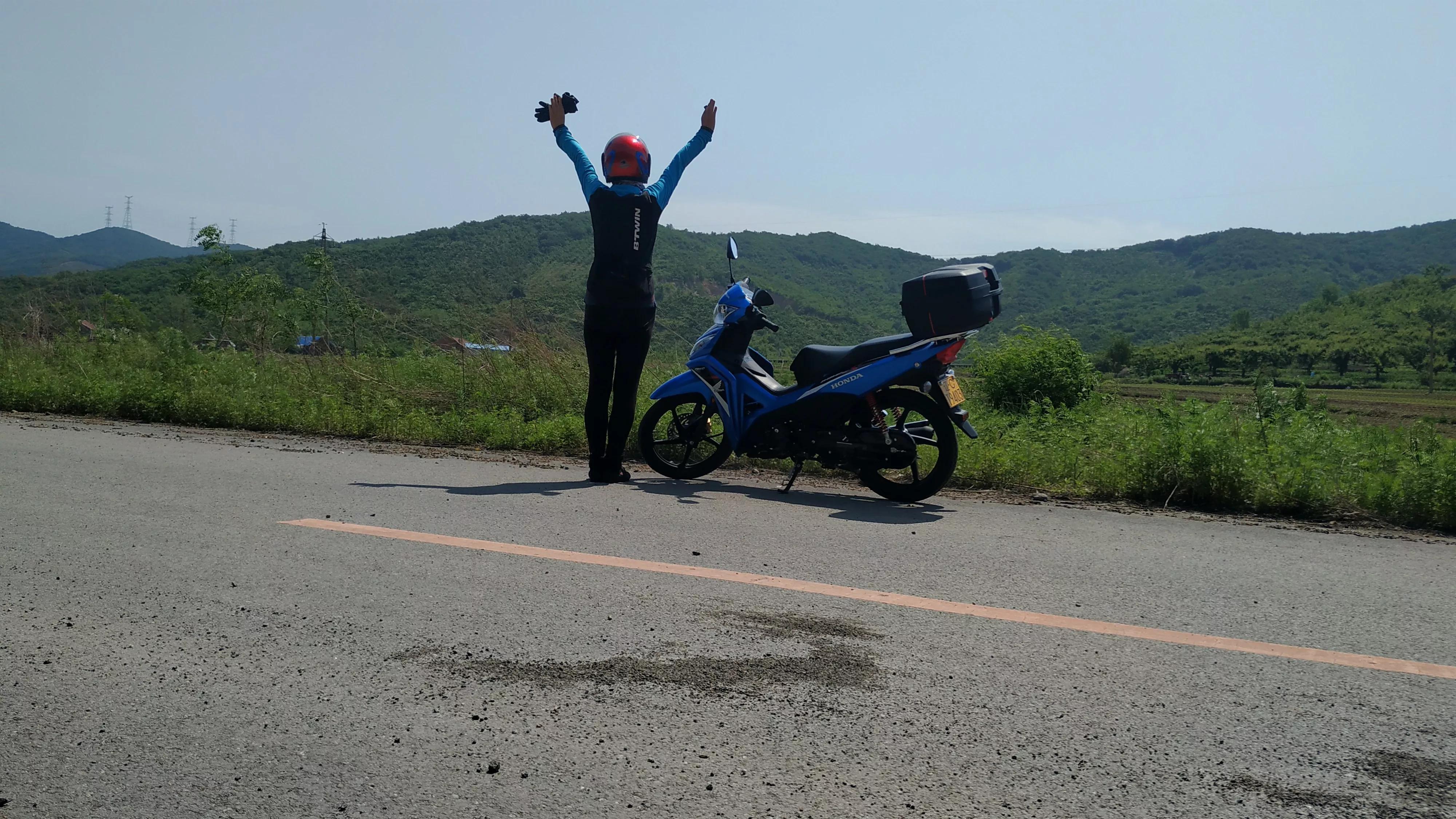 70老太学骑电动车,60岁老太太骑机车