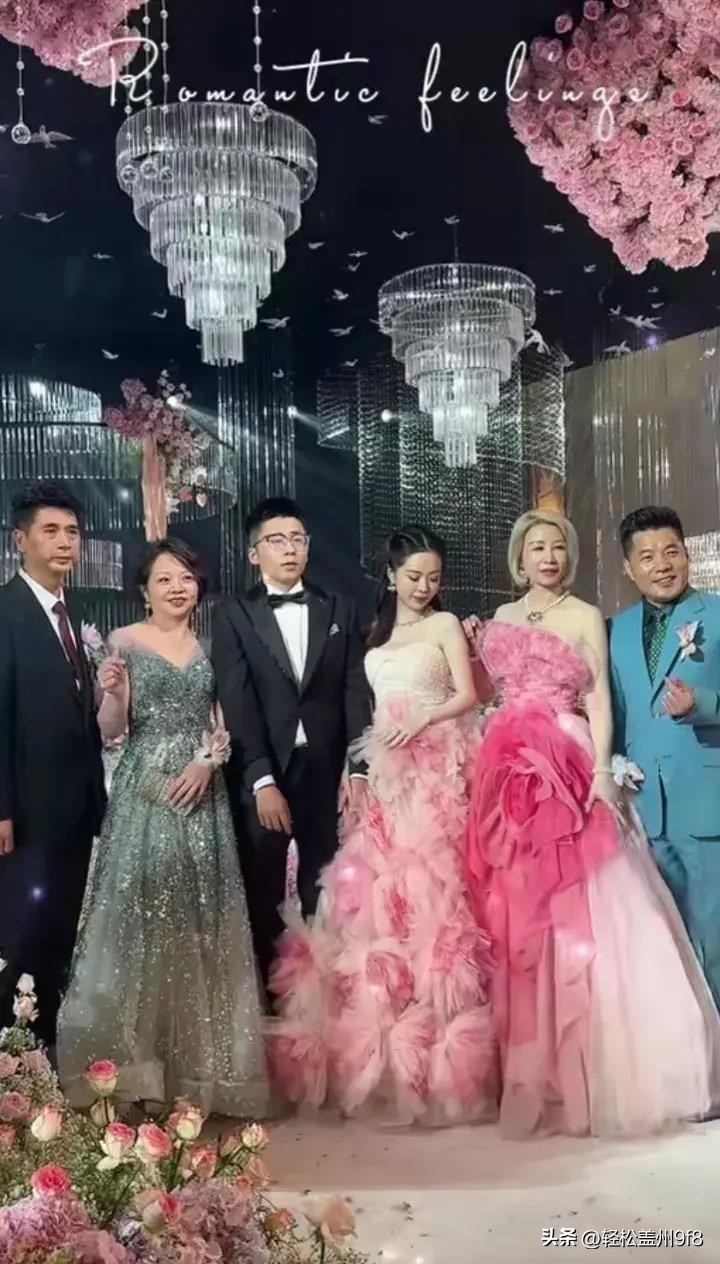 伊尔康二儿子订婚现场：新娘肚子胀得像怀孕了，婆婆盖过新娘