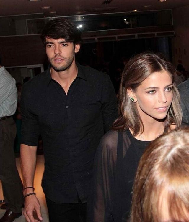 足球名将卡卡现状,巴西金童卡卡退役视频