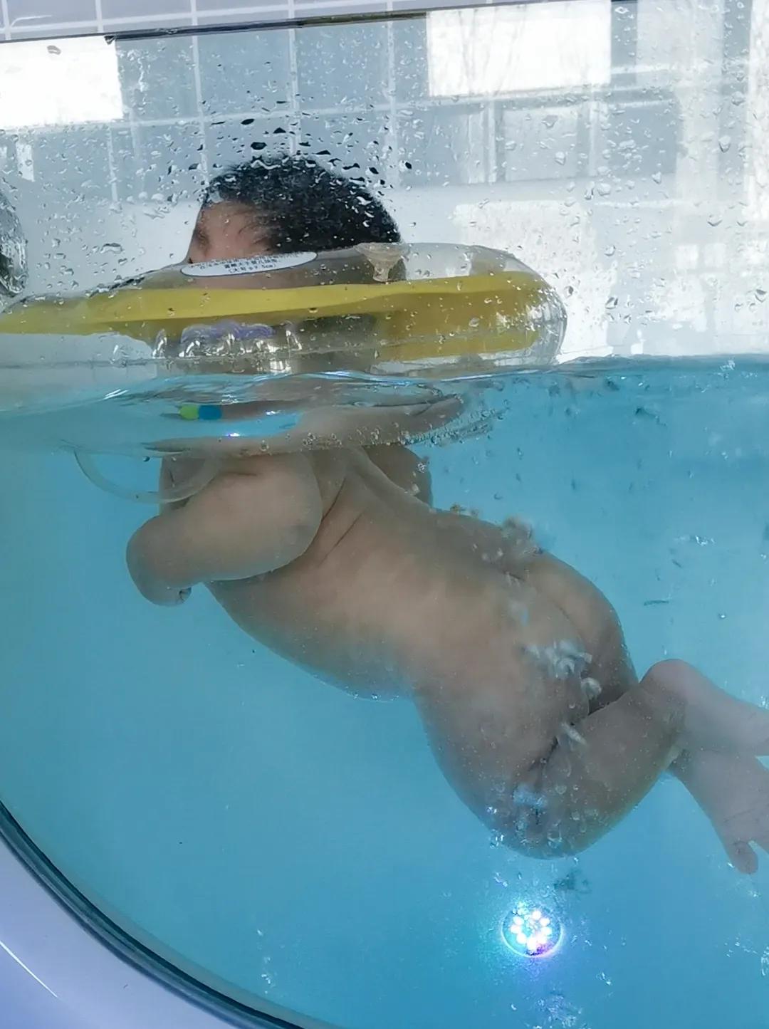 宝宝第一次游泳馆游泳很开心,宝宝第一次游泳真棒