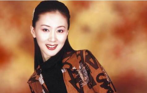 事实证明，为了钱选择当“裸模”的汤加丽，已经走上了另一条大道