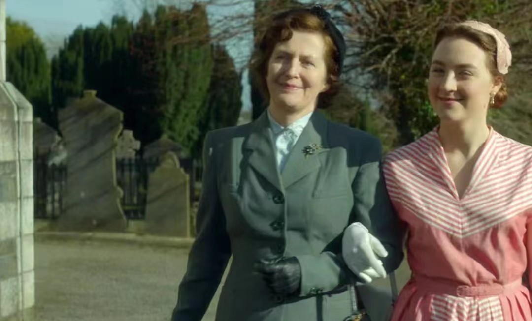 美国影片《布鲁克林》多次出现爱丽丝的定格画面有什么目的？