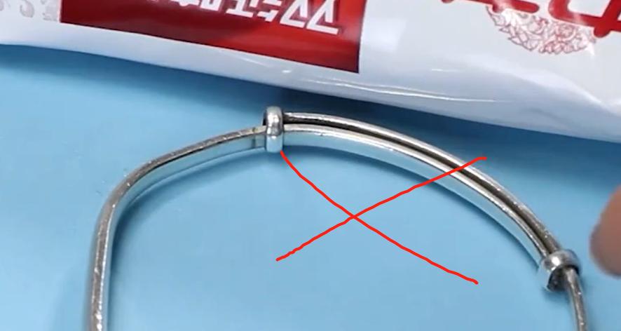 银手镯发黑切记别用牙膏洗,银手镯黑了用什么洗可以洗掉
