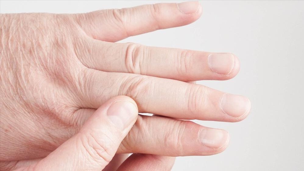 手指僵硬发胀怎么回事,手指僵硬不是风湿是怎么回事