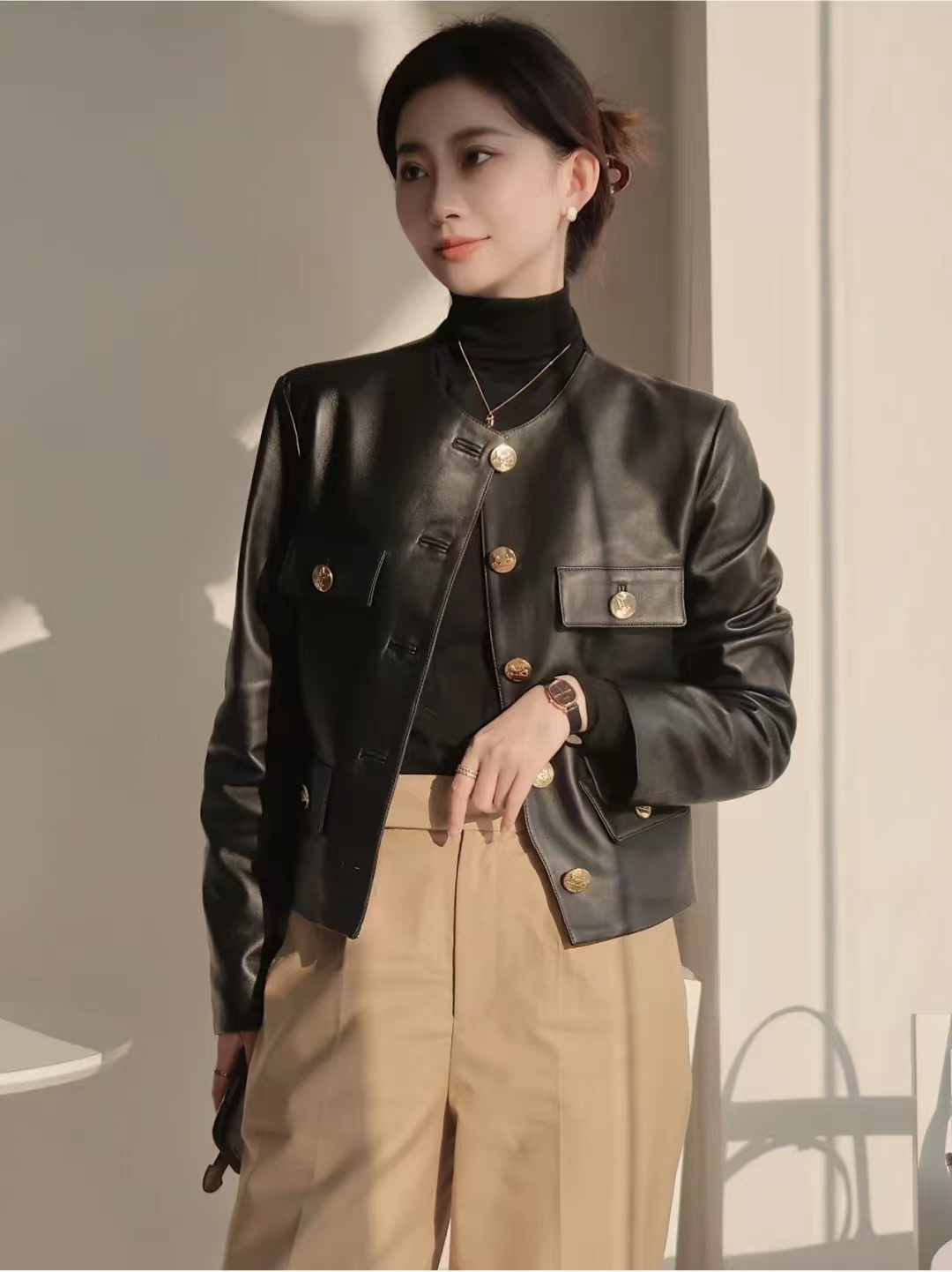 黑色机车皮衣搭配女秋冬,男士皮衣怎么搭配才显高级