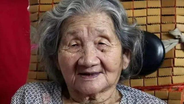 62岁大爷男扮女装30余年,53岁大叔男扮女装搞笑