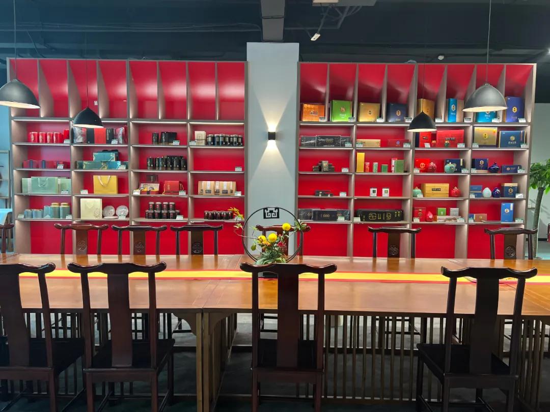 活跃在直播间里的老板们，他要连续直播1001夜