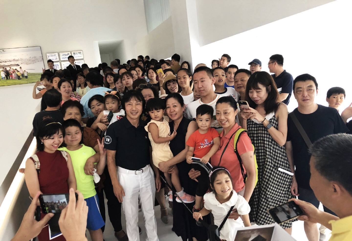 54岁四川男人，开蛋糕店身家20亿，离婚后玩摄影去过53次非洲