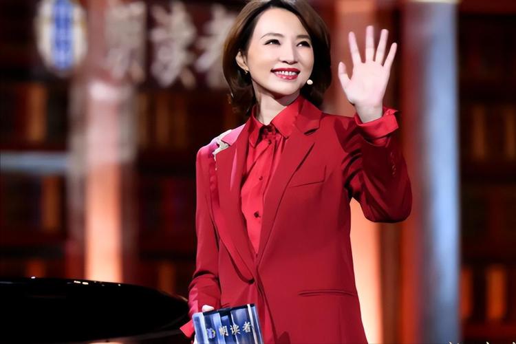 新的“央视一姐”接班人，力压董卿李红，网友评价：美若“天仙”