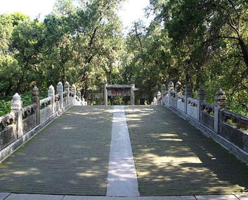 毛主席游孔林，突听“砰”一声响，他问孔子后人：这里常打枪吗？