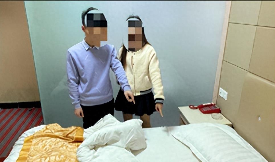 24岁小伙和大妈开房,*拍偷**整个过程,大妈哭诉道这会让我终身蒙羞