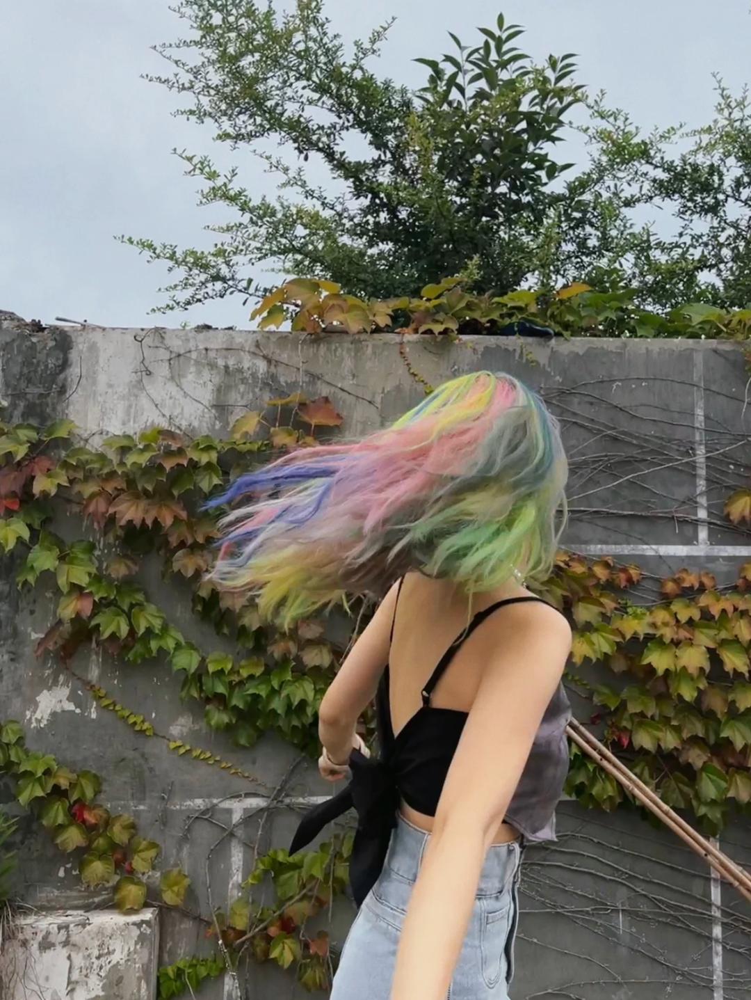 染完黑发以为很有气质,染红发颜值