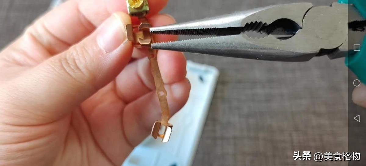 墙上插座松动处理小视频,插座松动怎么防止脱落