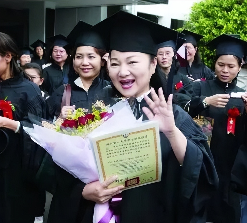 独生女惨死25年，做15次试管、被骗上千万，她是怎么熬过来的…