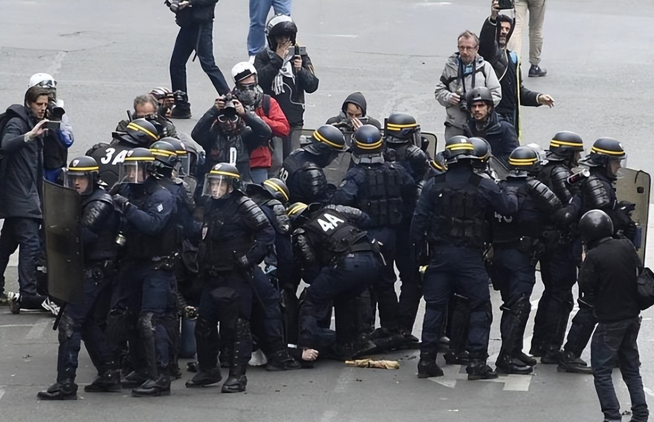 法国骚乱中国公民遇袭,法国士兵卢浮宫外遭持刀袭击