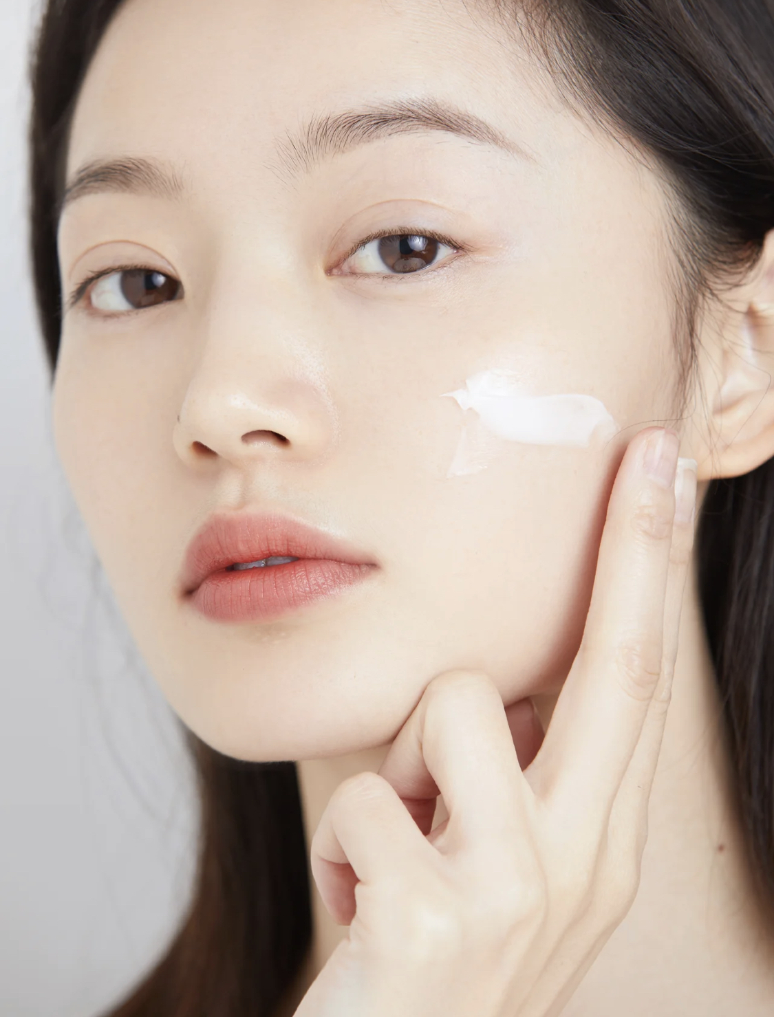 天冷了别只会敷面膜，3样护肤品经常用，保湿抗老，让你水润过冬