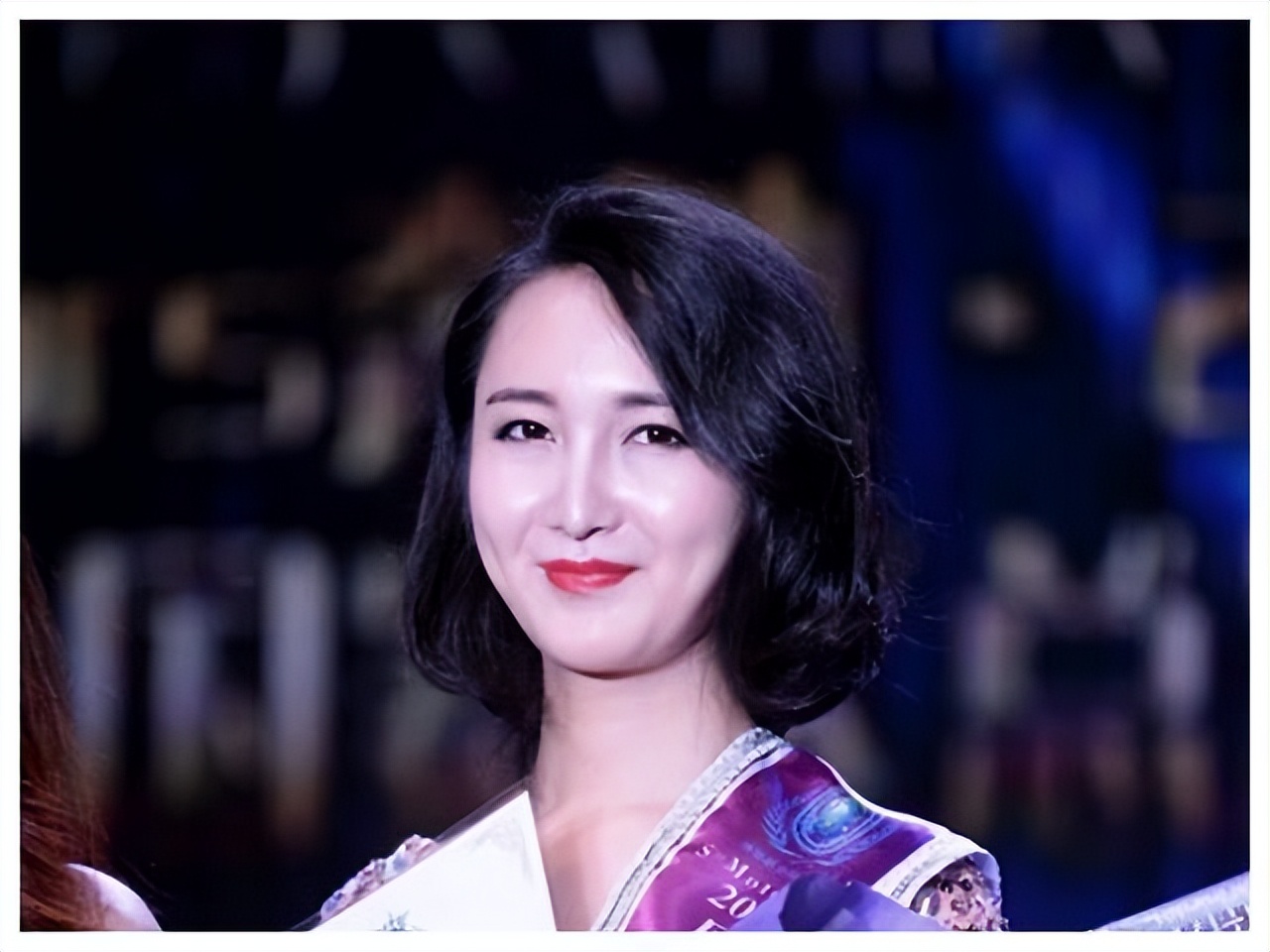 浙江小伙背着母亲上学，成全国道德模范，为何却变性参加选美大赛