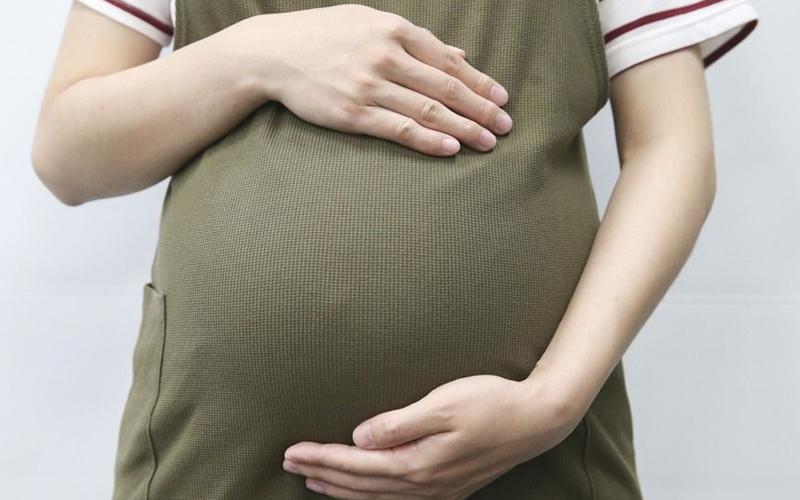 南京一孕妇产下四胞胎，政府赞助他们出国留学，如今老板是谢霆锋