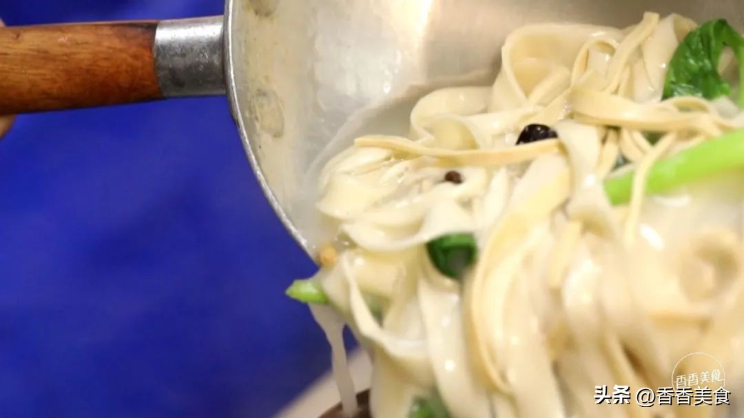 这“锅”烩面到底啥情况？咋就让人一口吃出两种风味