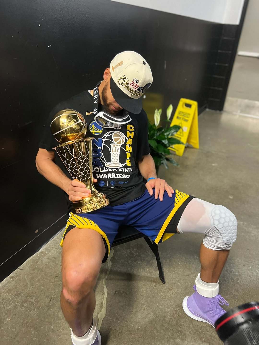 库里四次夺冠数据,库里再夺一冠安德玛