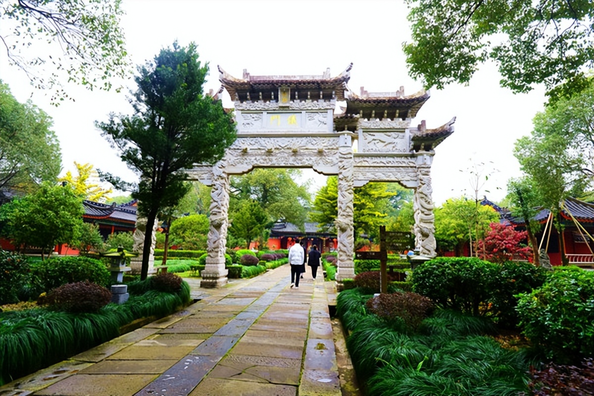 问道龙虎山，观“天下三绝”，“道教第一山”碧水丹霞入画来