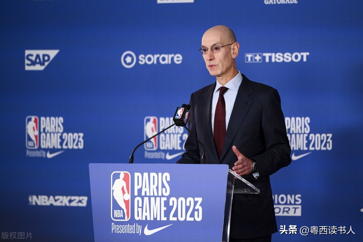 姚明和周琦最新信息,姚明球场外穿西装看球照片