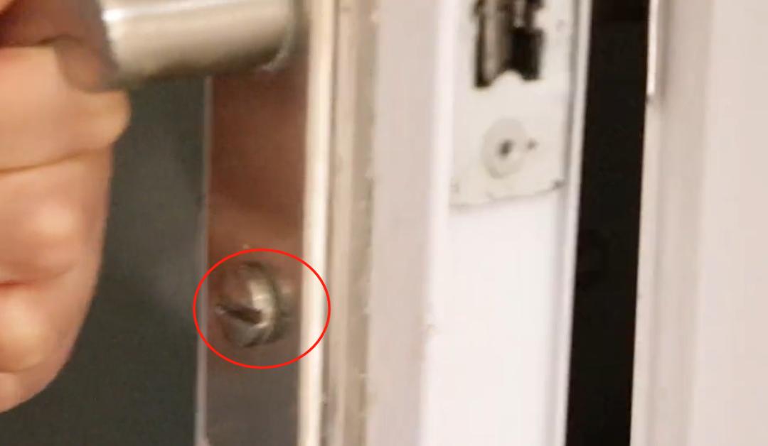 孩子淘气把自己锁在保险柜,门被反锁只需要一枚硬币快速打开