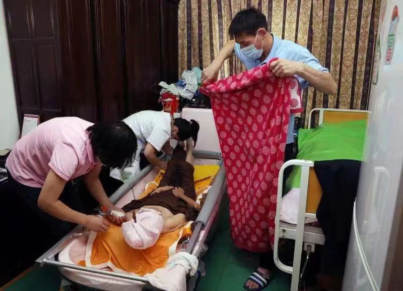 我,90后女孩,在深圳给特殊老人洗澡,可年收入36万,就是有点累