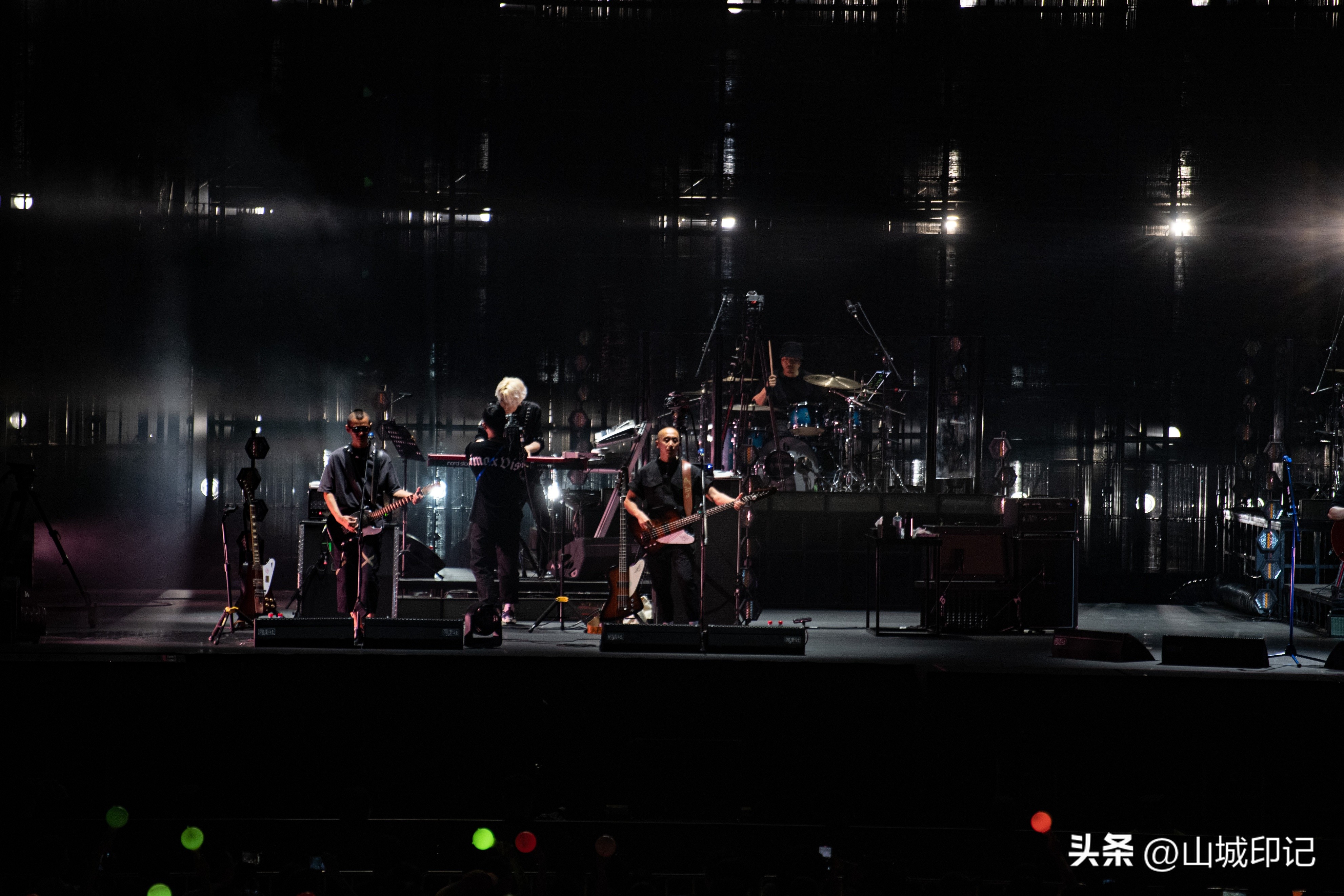 许巍无尽光芒演唱会重庆站故乡,归来依旧少年完整视频