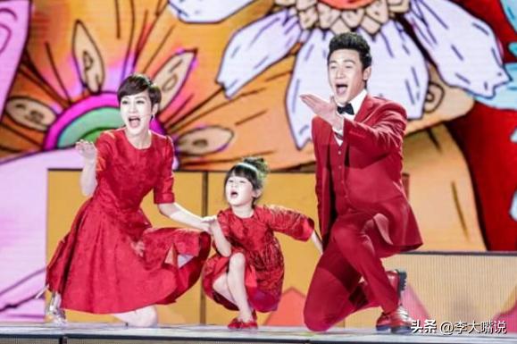 陆毅父女拍写真，贝儿双腿太细遭质疑，鲍蕾晒花絮视频力证未p图