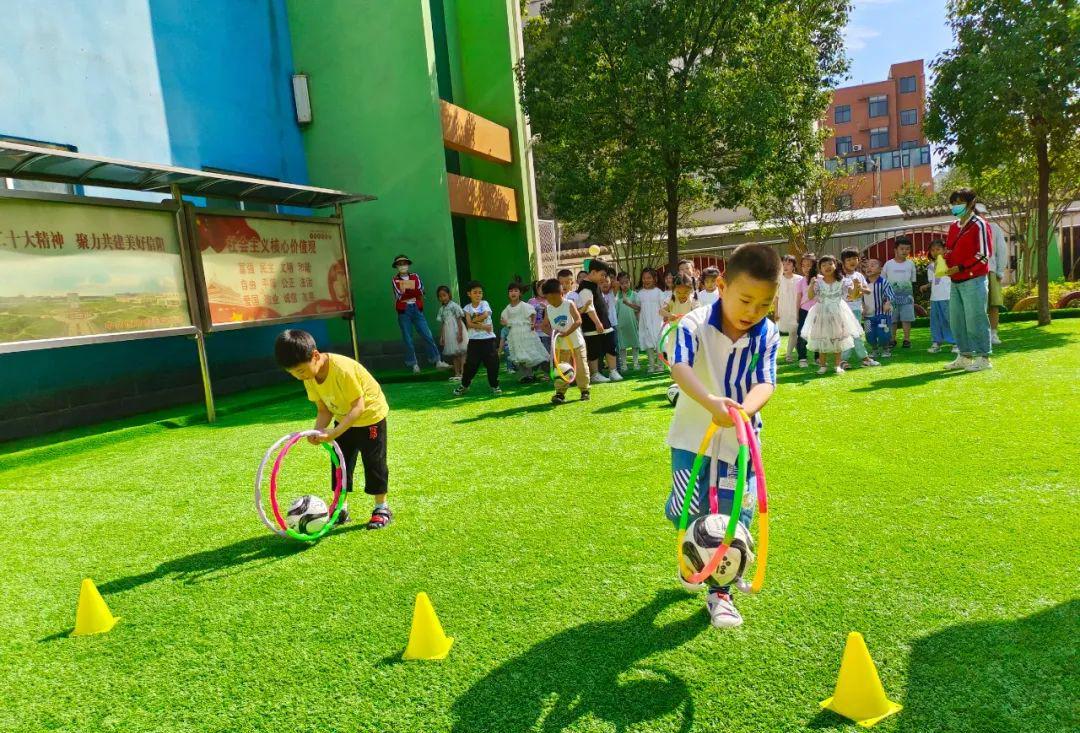 足球趣味小游戏幼儿园,小小足球户外游戏玩法
