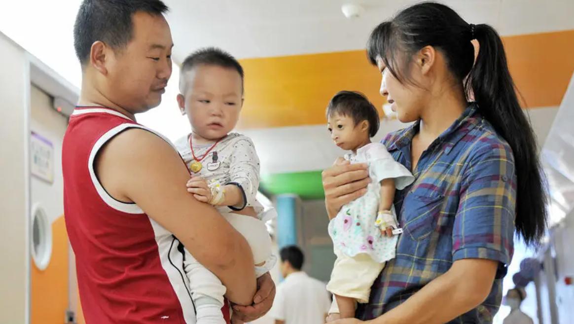 2009年，湖南妈妈生下2斤重特殊女儿，叫出租车被拒载：坐不下