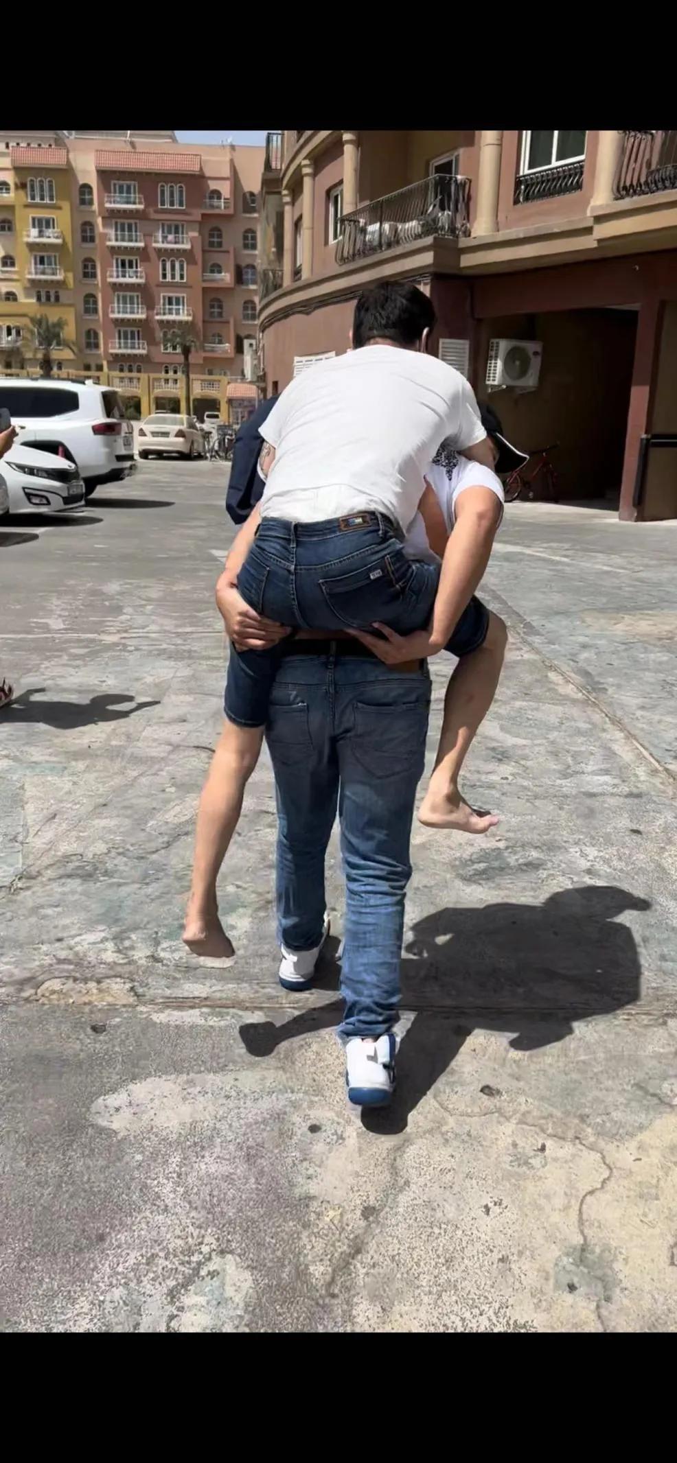 筑爱迪拜结硕果，同胞携手救国人