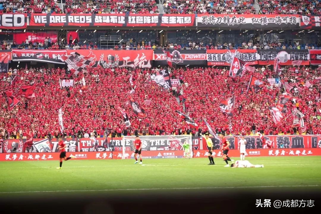 凤凰山主场爆燃场面,成都凤凰山足球场揭秘