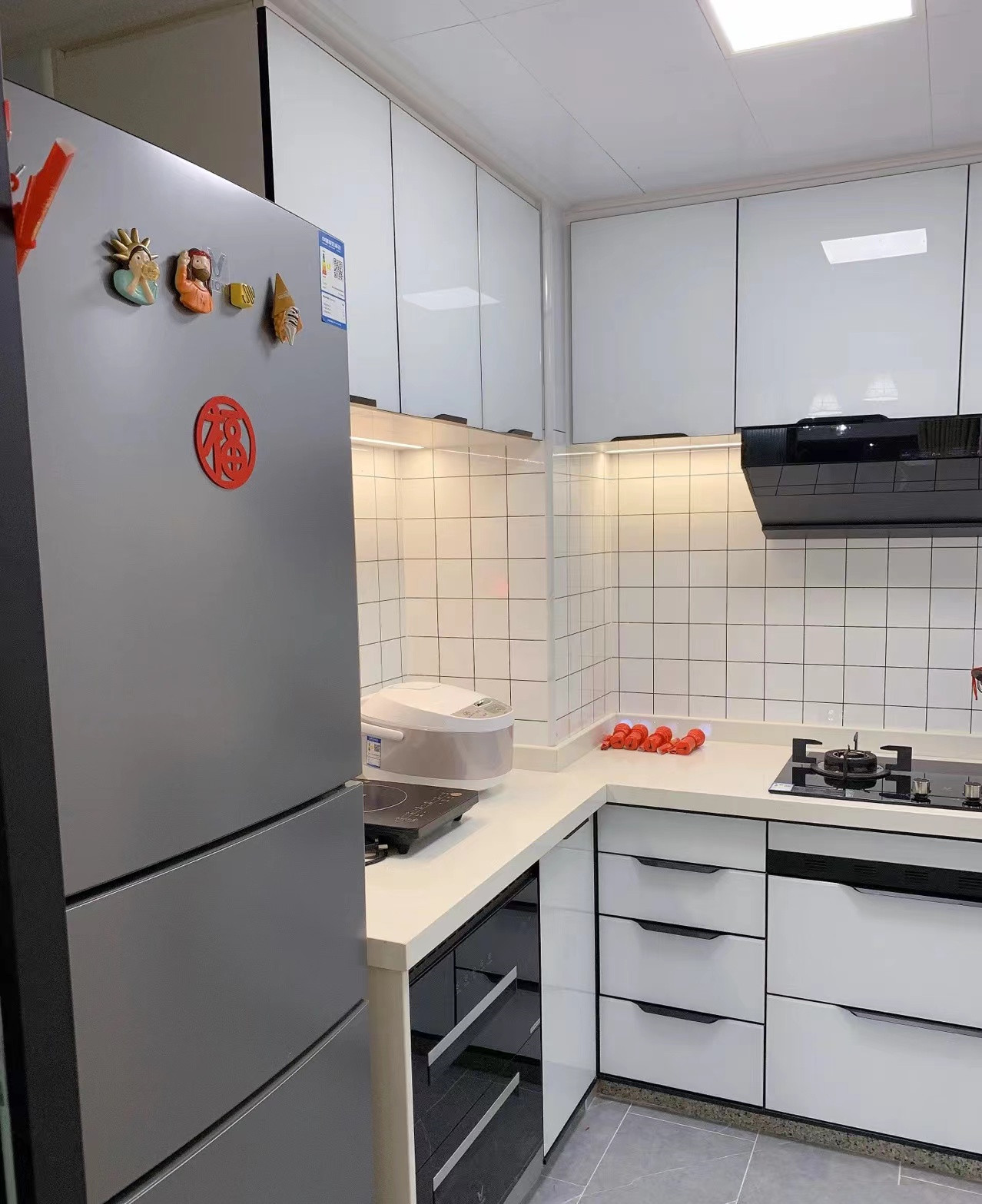 小户型进门鞋柜装修效果图大全,极简老房进门鞋柜简单大气