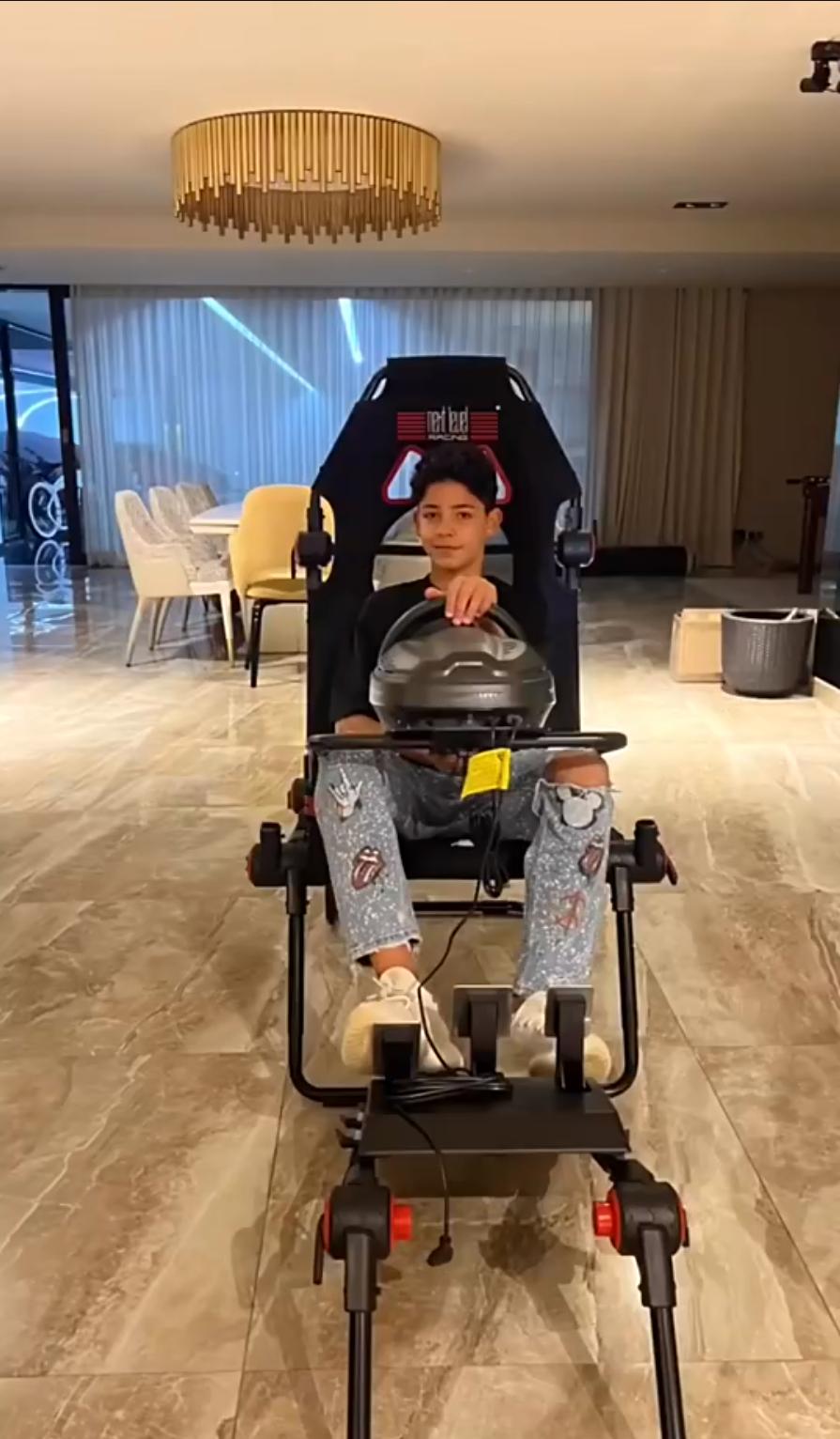 乔治娜圣诞礼物送c罗劳斯莱斯,c罗送乔治娜劳斯莱斯