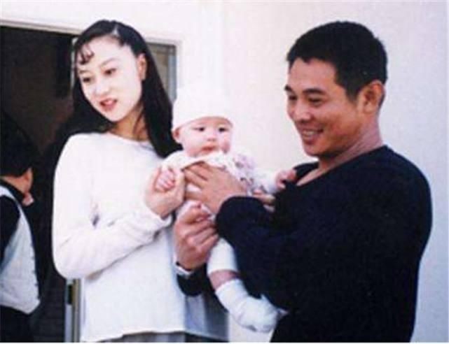 李连杰和黄秋燕的女儿今何在,李连杰谈黄秋燕和利智