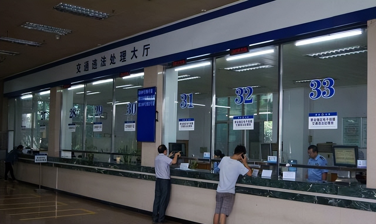 车辆不年审上路会怎么处罚,车辆不年审违章不处理最后会怎样