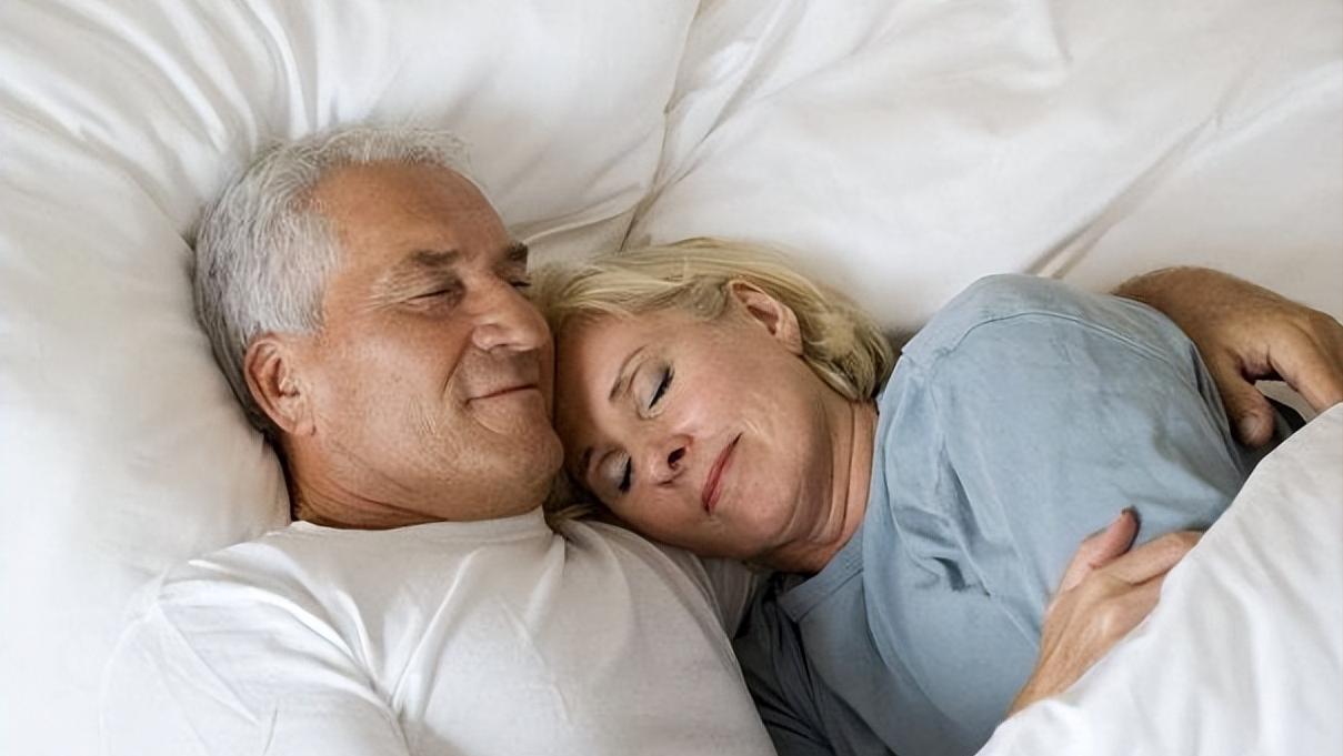 为啥白头发越长越多？你以为是老了，医生：或是缺乏这几种营养素