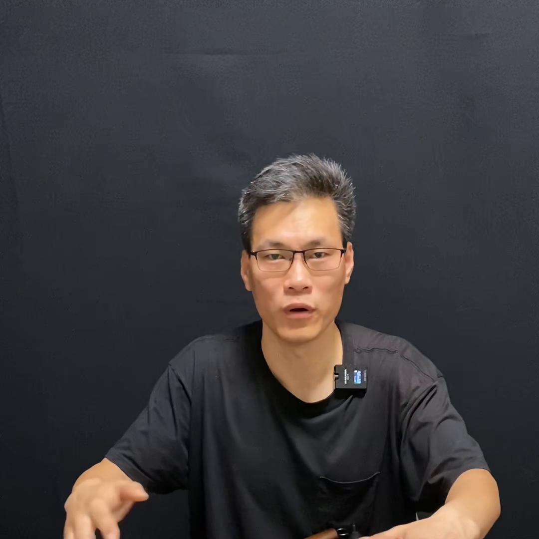 这款锅非常值得入手,旗舰店卖得很贵的,其他三款跟它比根...