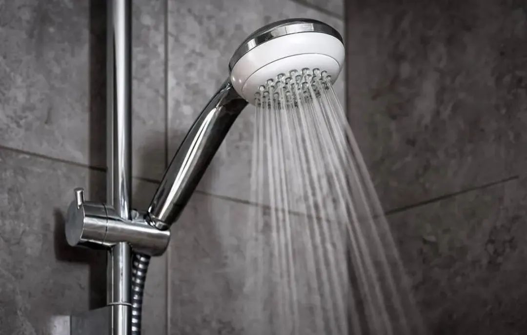 花洒堵住了怎么弄,花洒管子堵住了怎么办