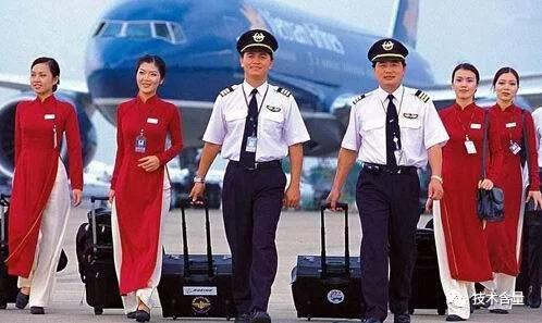 空姐制服每个年代的设计理念,中国国际航空空姐制服设计