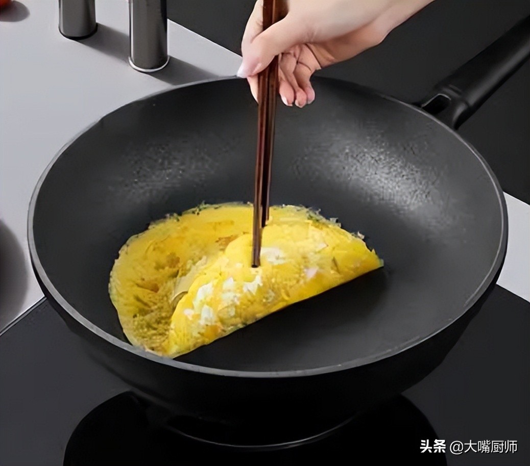 不粘锅涂层释放有毒物质,不粘锅涂层掉了继续用有什么危害