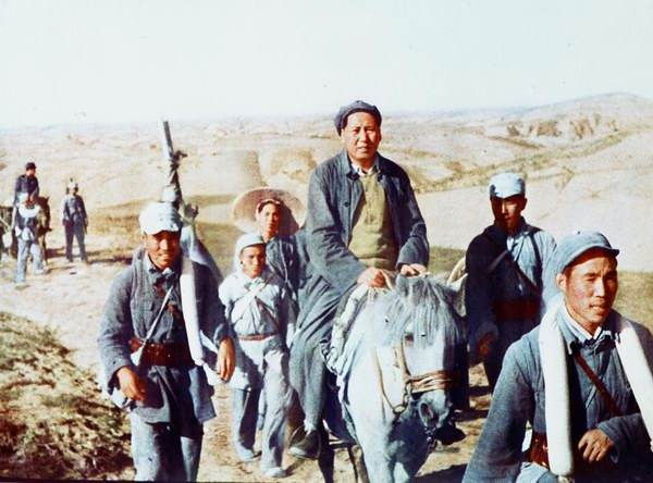 前有大河，后有胡宗南追兵，生死关头毛*东泽**却淡定道：给我一支烟