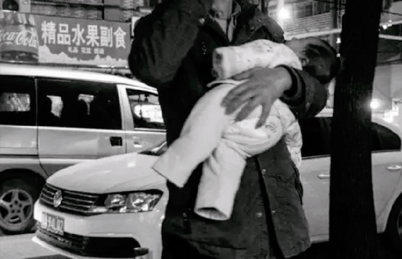 1997年,35岁男子捡到女弃婴,19年后女孩的七幅画卖出4.58万高价