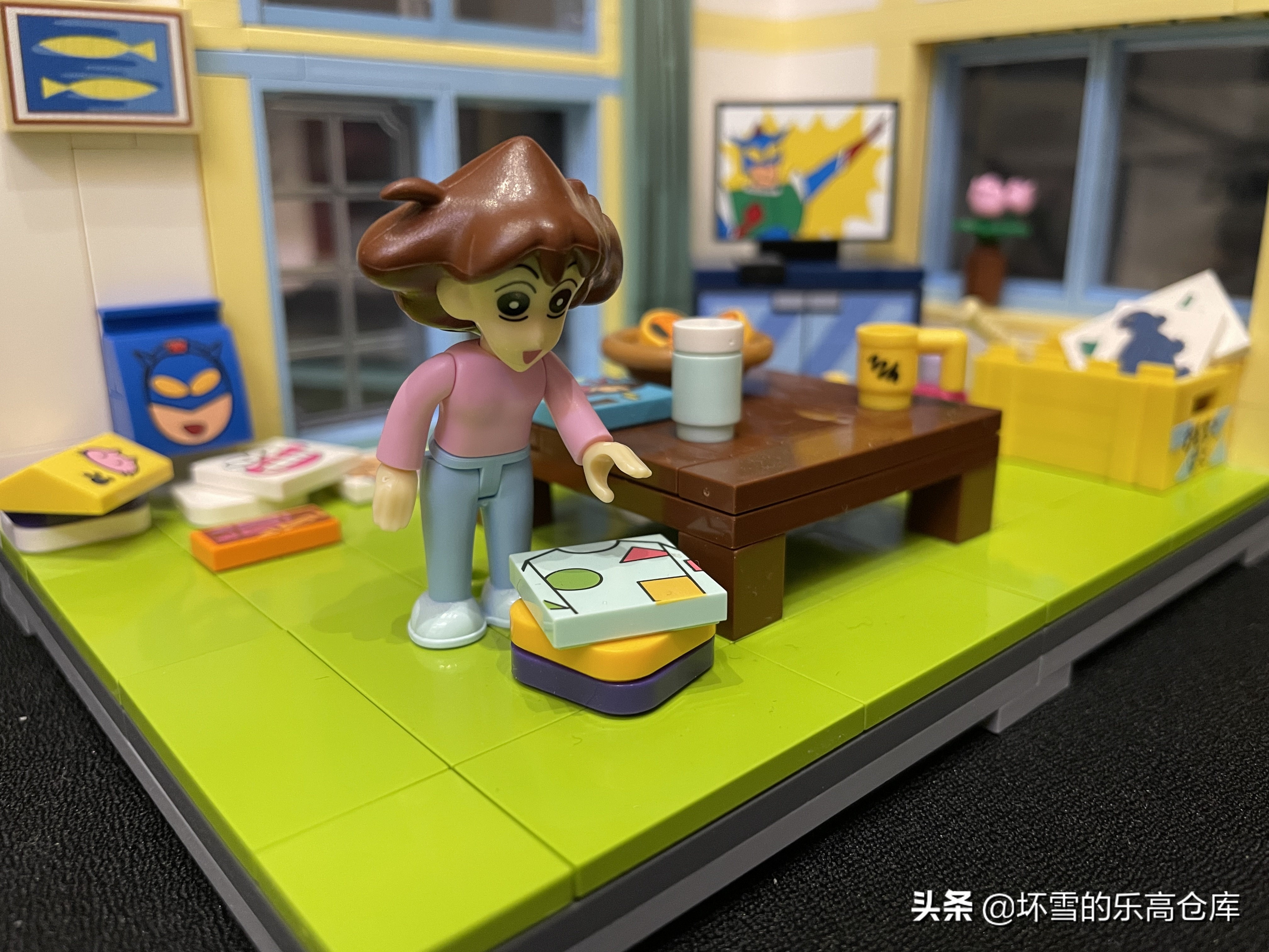 小新来妮妮家看动感超人,小新玩动感超人游戏