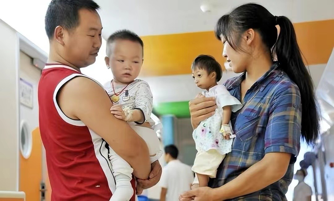 袖珍人梁小小刚刚出生的样子,袖珍女孩梁小小现在长大的样子