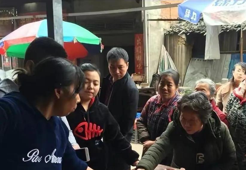 2017年商贩买了只怪鸟，卖150元都没人要，被抓才知是牢底坐穿鸟