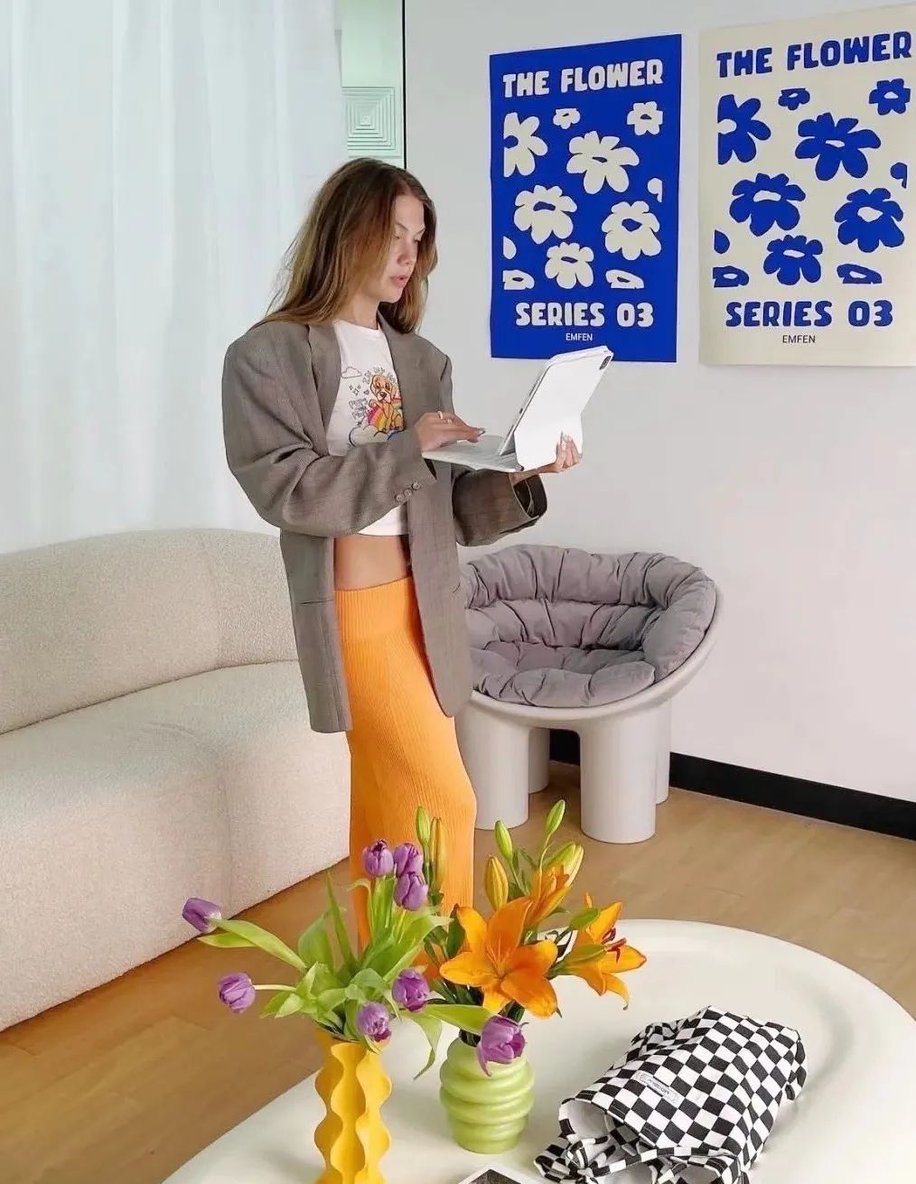 灰色和深灰哪个更适合年轻人穿,暖灰色系搭配灰白满满的高级感