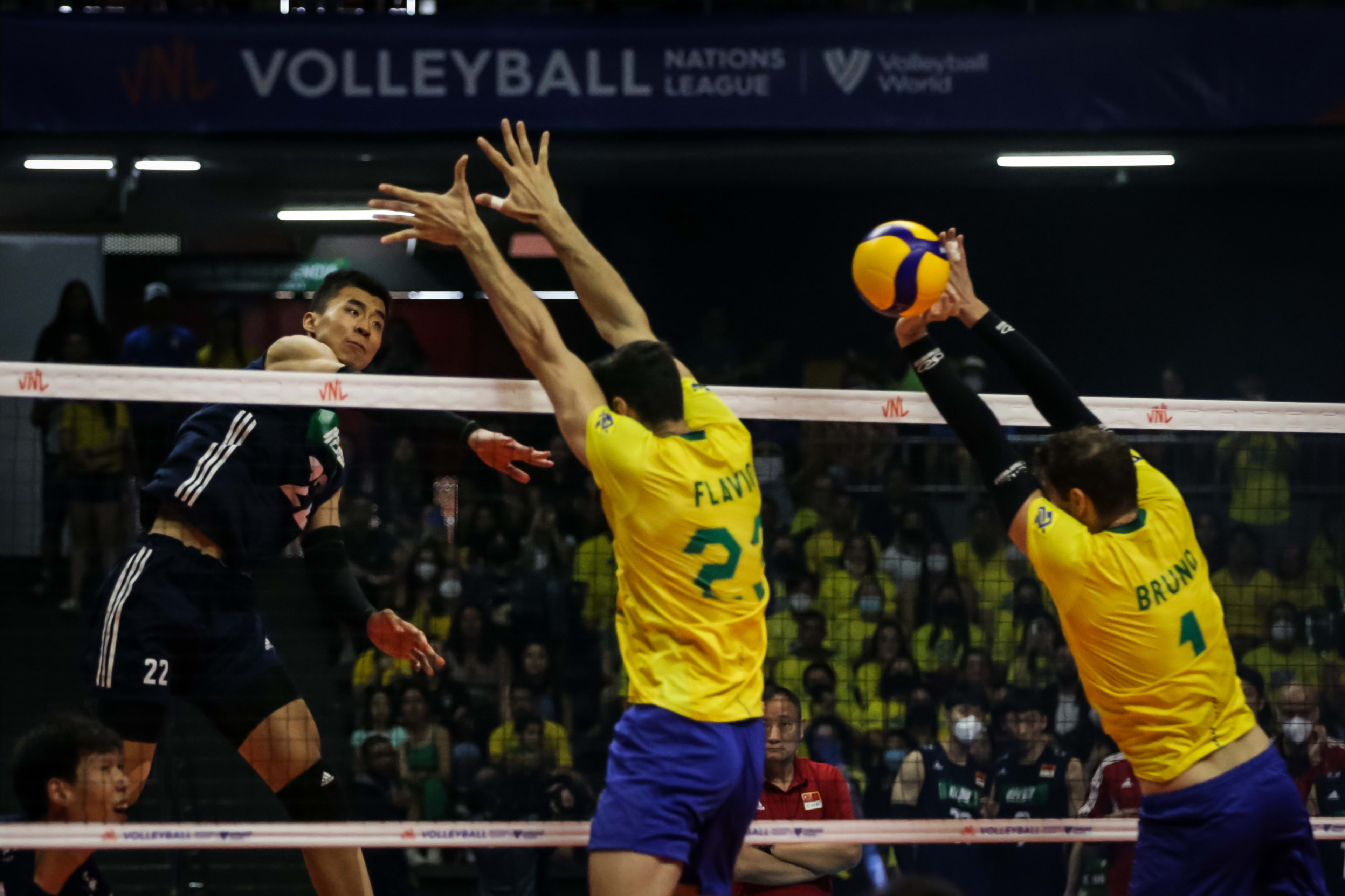 爆冷掀翻世界第一！中国男排3比0完胜巴西，喜提世联赛首胜